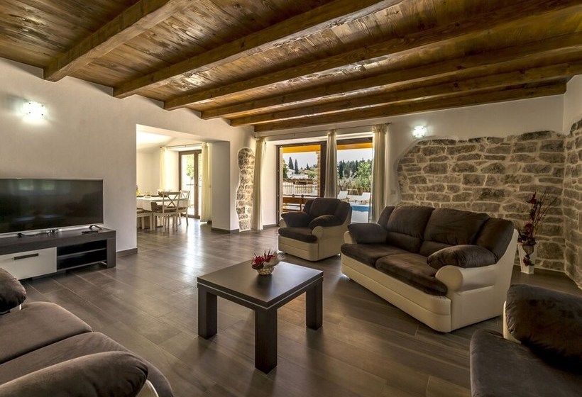 New And Very Comfortable And Nice Decorated Villa With Pool For 8 People