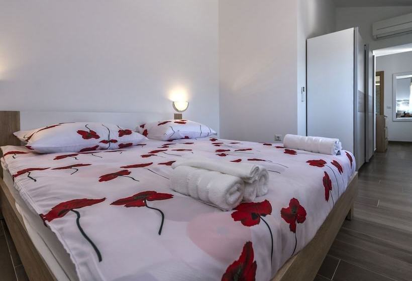 New And Very Comfortable And Nice Decorated Villa With Pool For 8 People