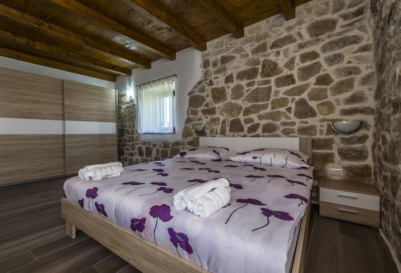 New And Very Comfortable And Nice Decorated Villa With Pool For 8 People