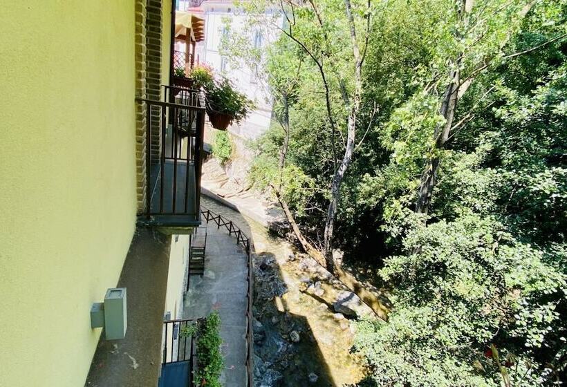 بنسيون Campagna Waterfalls View Suites