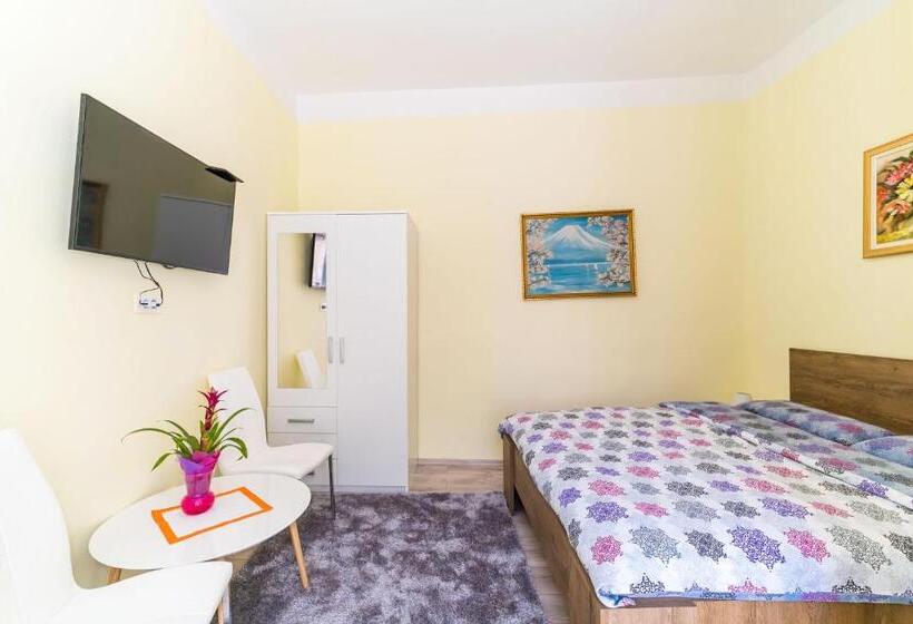 بنسيون Rooms Katja & Lara