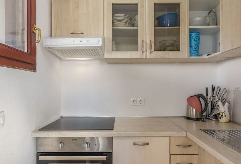 Villa For 8 Persons With Large Garden And Heated Pool In A Quiet Locality