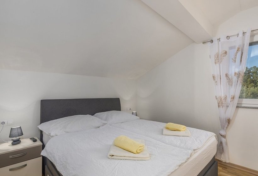 Villa For 8 Persons With Large Garden And Heated Pool In A Quiet Locality