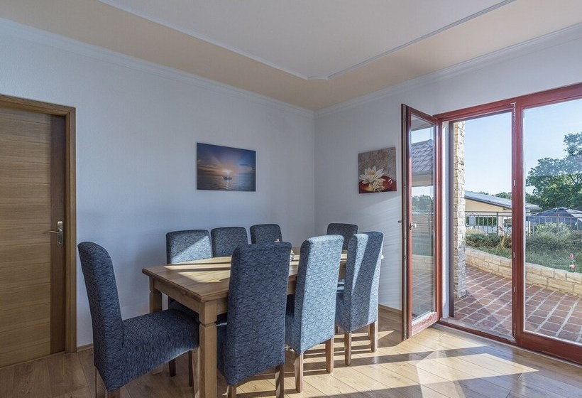 Villa For 8 Persons With Large Garden And Heated Pool In A Quiet Locality