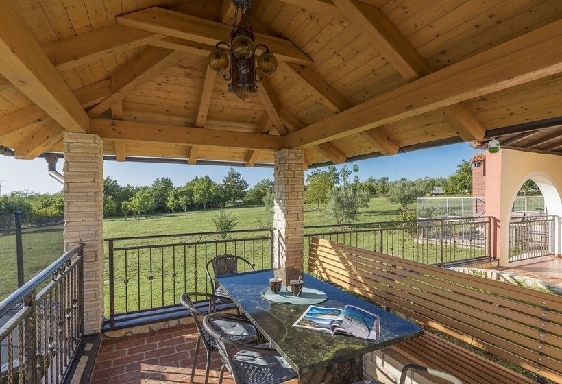 Villa For 8 Persons With Large Garden And Heated Pool In A Quiet Locality