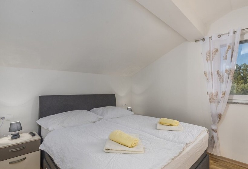 Villa For 8 Persons With Large Garden And Heated Pool In A Quiet Locality