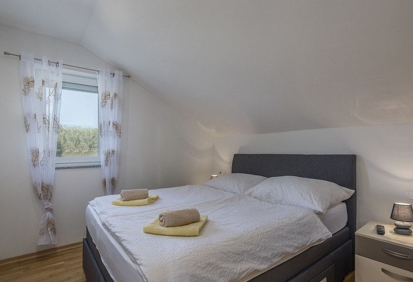 Villa For 8 Persons With Large Garden And Heated Pool In A Quiet Locality