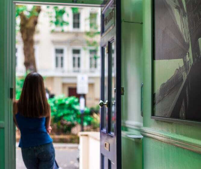 Dolphin Inn   The Lodge