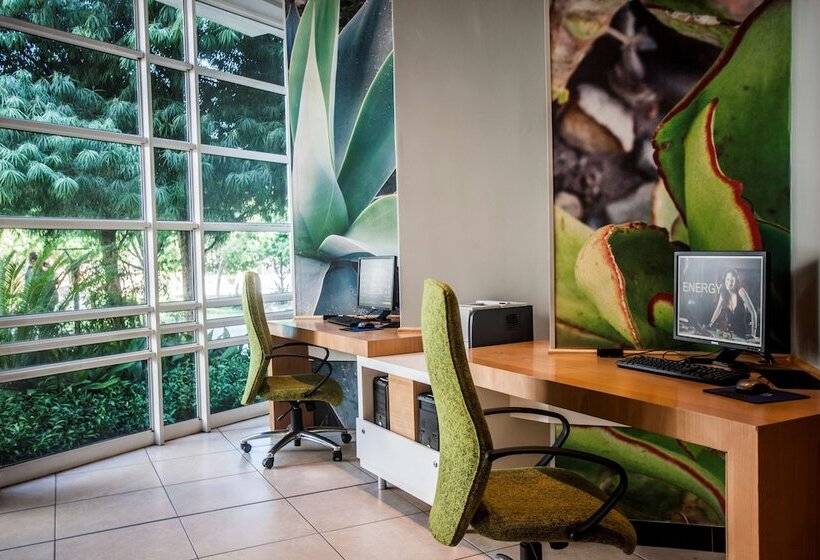 בית מלון כפרי Garden Court Sandton City