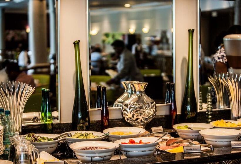 בית מלון כפרי Garden Court Sandton City