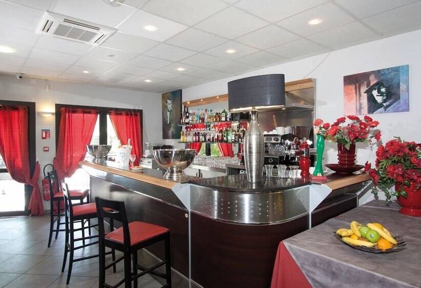 Отель Hôtel Le Relais De Trans