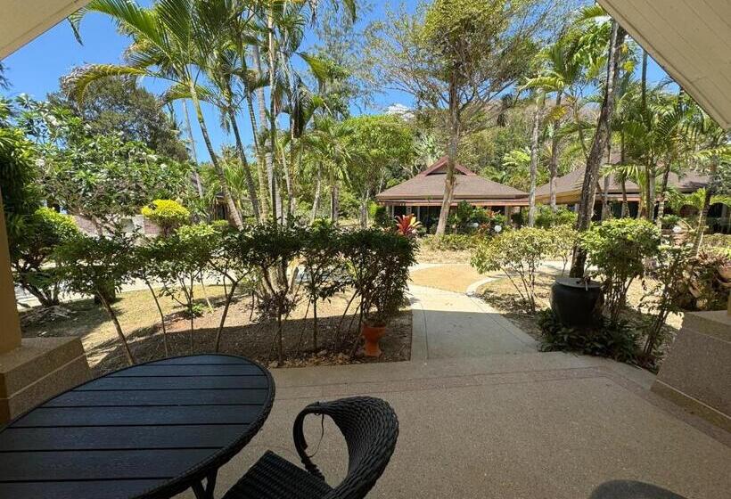 Отель Beach Bungalow At Lanta Resort