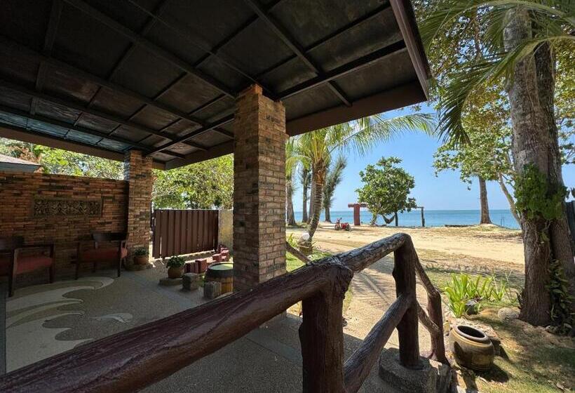 Отель Beach Bungalow At Lanta Resort