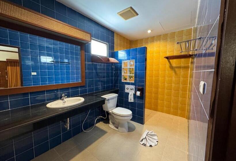 Отель Beach Bungalow At Lanta Resort