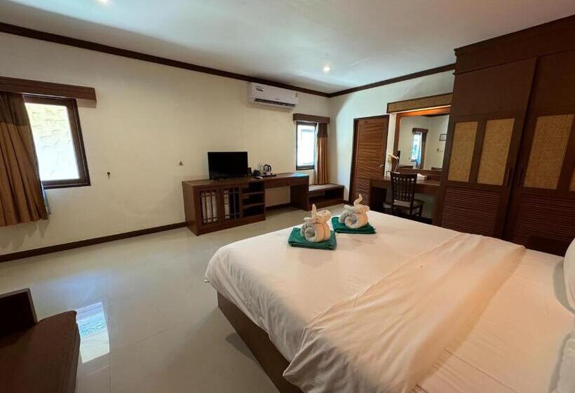 Отель Beach Bungalow At Lanta Resort
