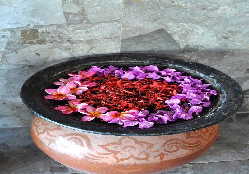 酒店 Puri Bunga Beach Cottages