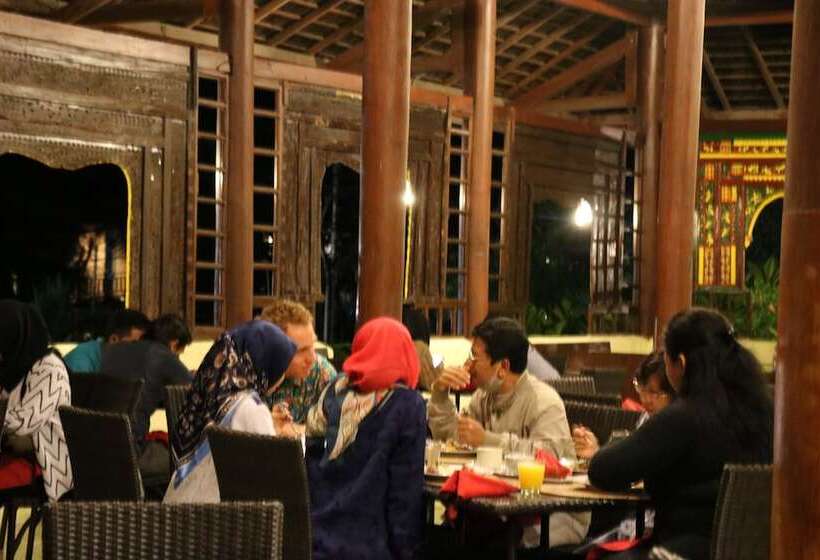 酒店 Puri Bunga Beach Cottages