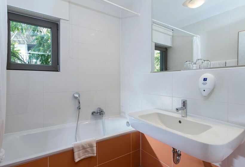 Отель Tryp By Wyndham Frankfurt