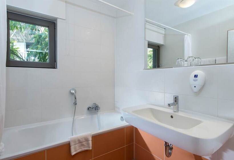 Отель Tryp By Wyndham Frankfurt