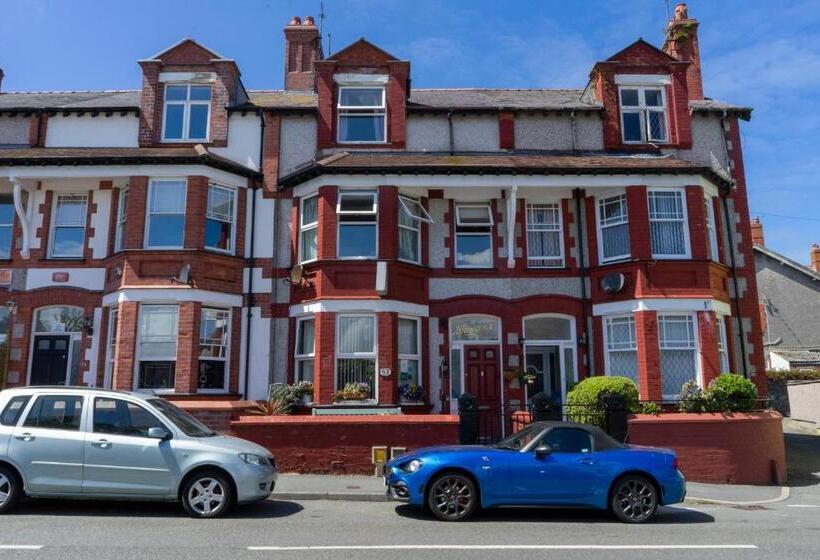 בית מלון כפרי Wavecrest