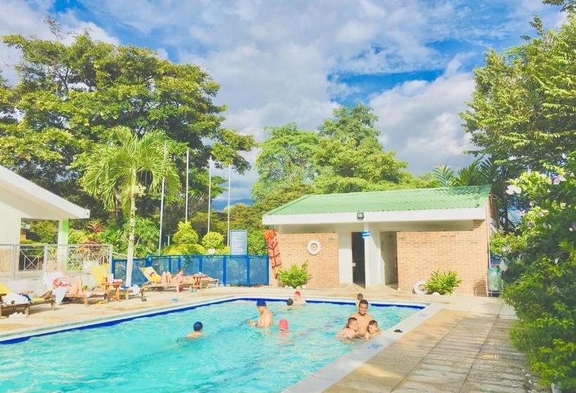 בית מלון כפרי De Aventura Y Centro De Convenciones Madaura