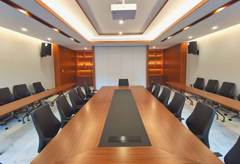 Howard Johnson The Bund Hotel Gasa