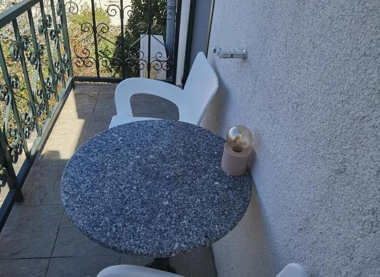 פנסיון Apartments Neva Supetar