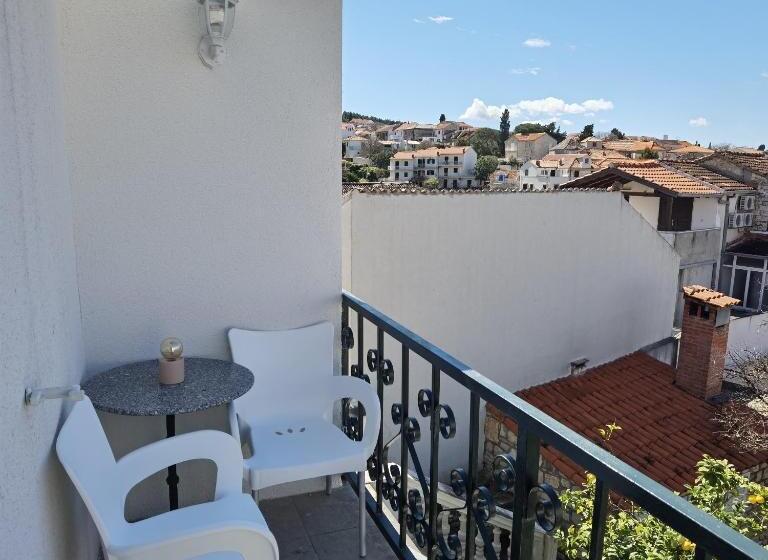 פנסיון Apartments Neva Supetar