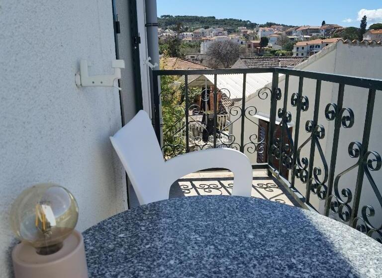 פנסיון Apartments Neva Supetar