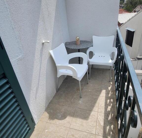 פנסיון Apartments Neva Supetar