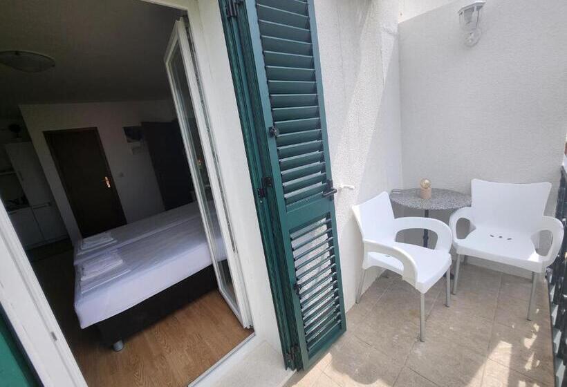 פנסיון Apartments Neva Supetar