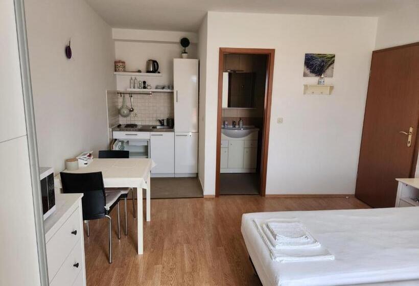 פנסיון Apartments Neva Supetar