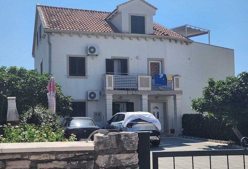 بنسيون Apartments Neva Supetar