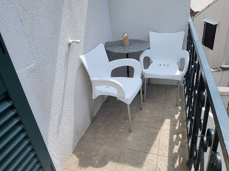 פנסיון Apartments Neva Supetar