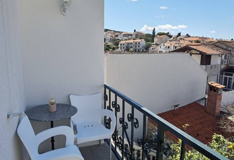 פנסיון Apartments Neva Supetar