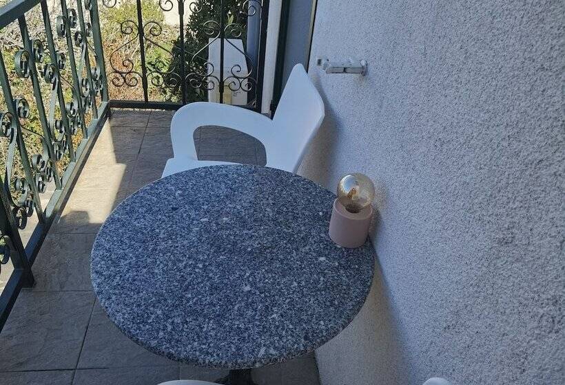 פנסיון Apartments Neva Supetar