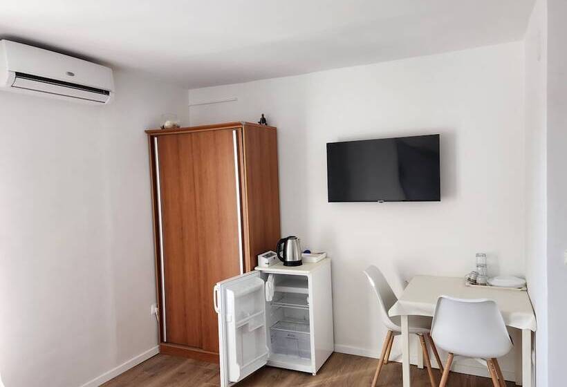 פנסיון Apartments Neva Supetar