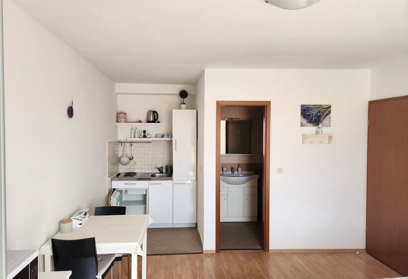 פנסיון Apartments Neva Supetar