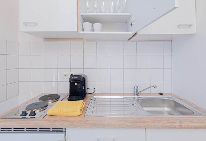 Relax Aachener Boardinghouse Main Train Station