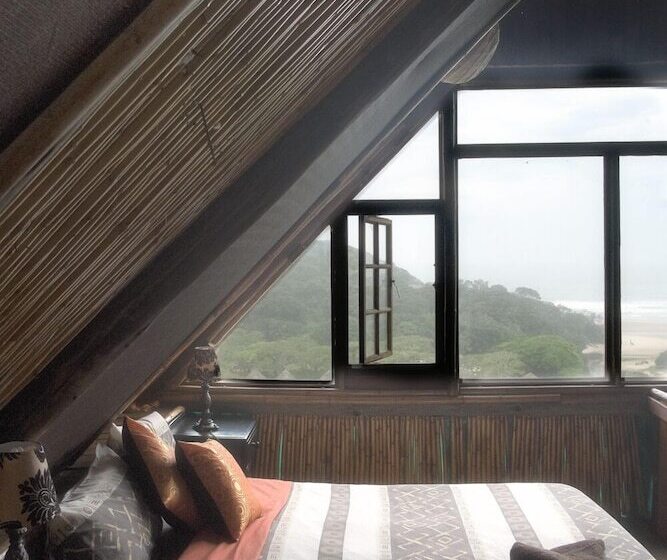 فندق Amapondo Backpackers Lodge