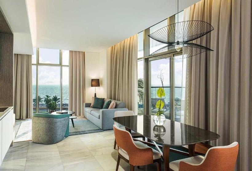 هتل Th8 Palm Dubai Beach Resort Vignette Collection, An Ihg