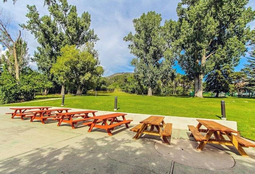 فندق Wolf Creek Village