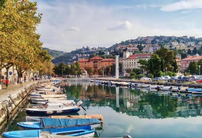 پانسیون Little Flower In City Center