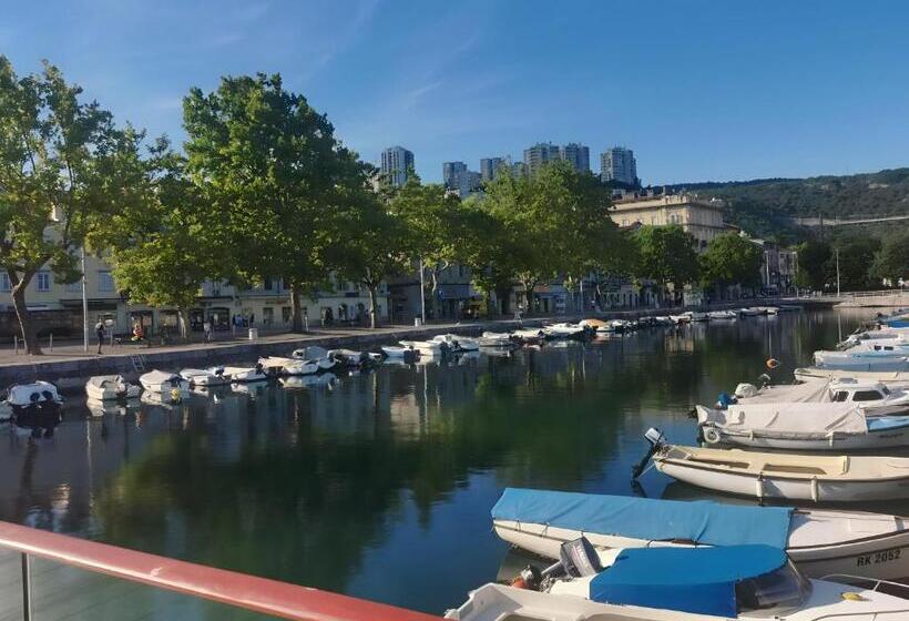 펜션 Little Flower In City Center