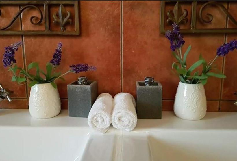 Barossa Glen ~ Henri's Cottage ~ Bed & Breakfast