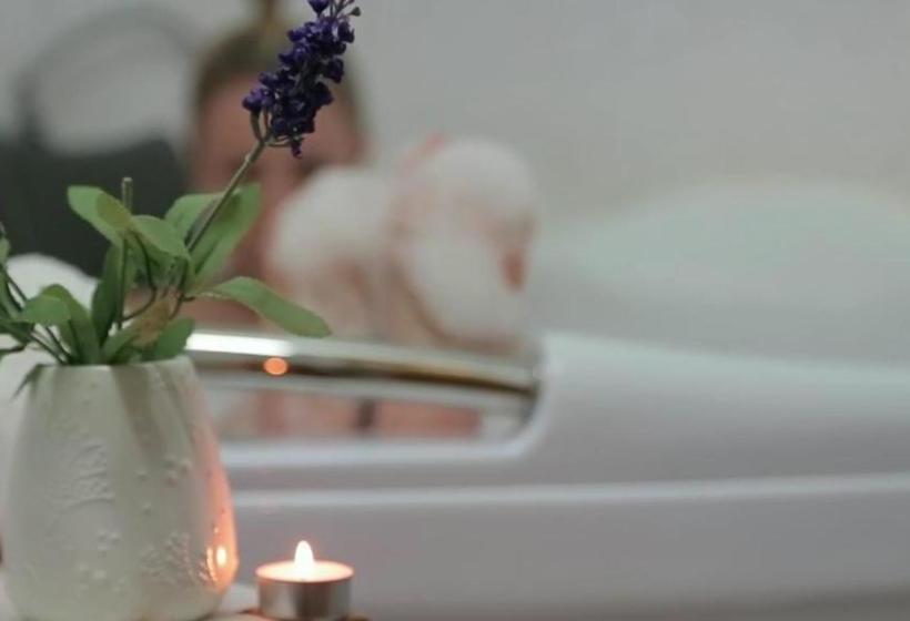 Barossa Glen ~ Henri's Cottage ~ Bed & Breakfast