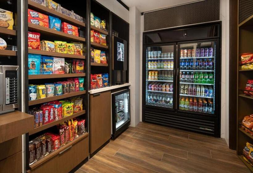 هتل Courtyard By Marriott Fresno Clovis