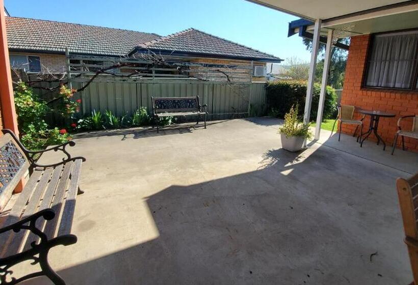 هتل Roydons Motor Inn