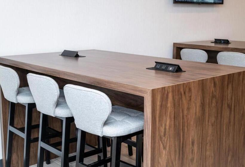 فندق Comfort Inn & Suites