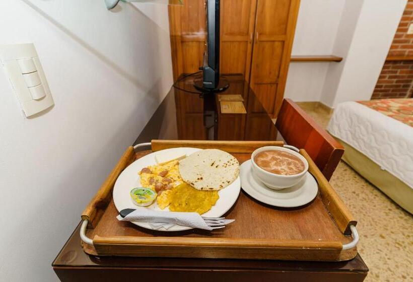 هتل Oscar Tradición